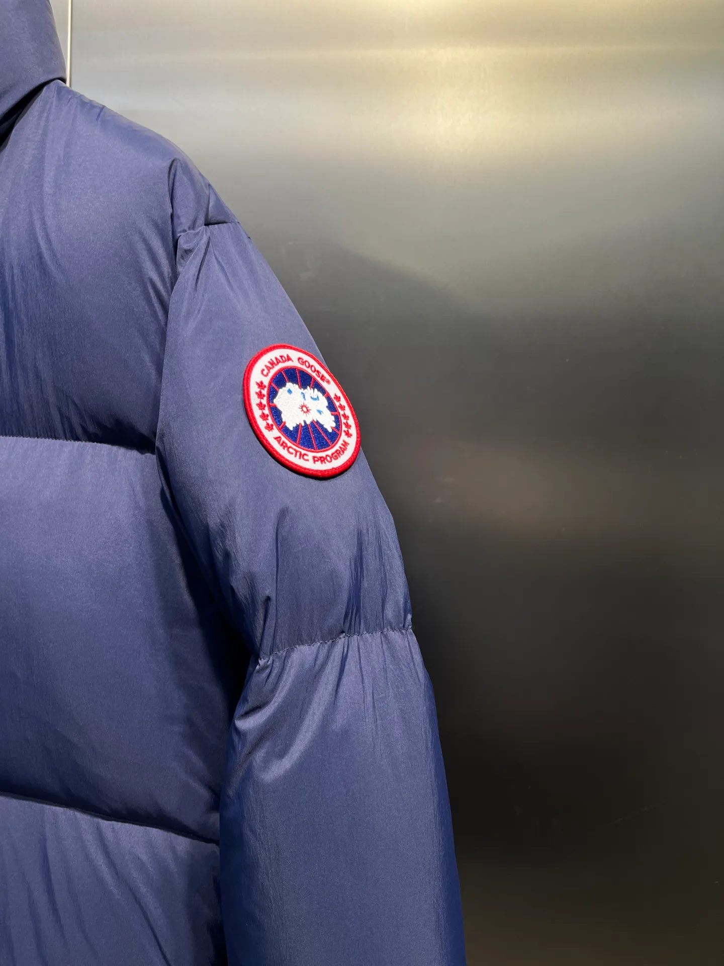 P800 Canada gooes】Large Goose Sleeve Stand Collar Down Jacket The Lawrence Down Jacket provides essential protection for everyday adventures. Delicately soft fabric, this is a water-repellent fabric that is soft to the touch yet durable. Filled with extremely fluffy white duck down. This piece has a quilted body and structured down. Padded collar and reflective double-stripe grip tape. Extended hem and tucked-in inner rib-knit cuffs.  Size: XS-2XL